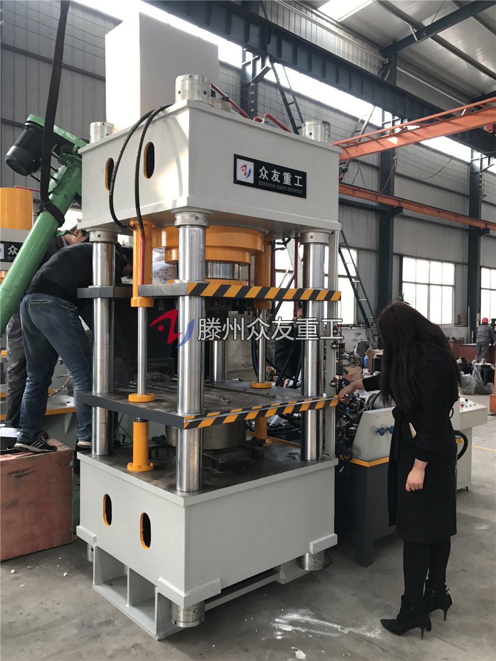 315噸(dun)牛羊舔磚(zhuan)機 315T鹽(yan)磚機(ji)_粉(fen)末(mo)成(cheng)型液(ye)壓(ya)機(ji)