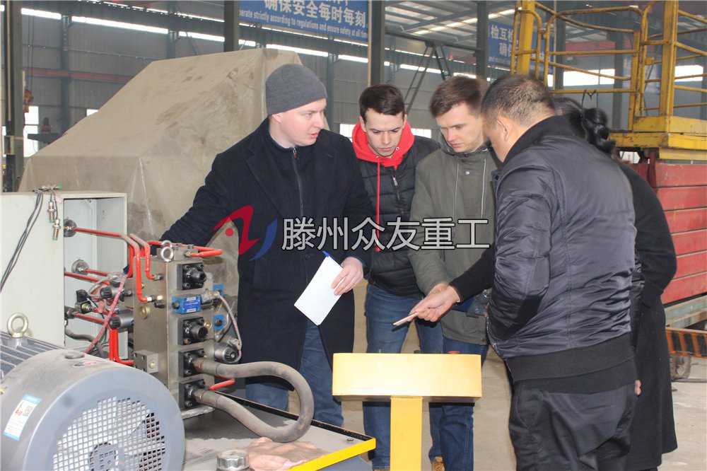 衆友重工液壓(ya)機廠(chang)傢接(jie)待(dai)俄儸斯(si)來(lai)訪(fang)客戶(hu)