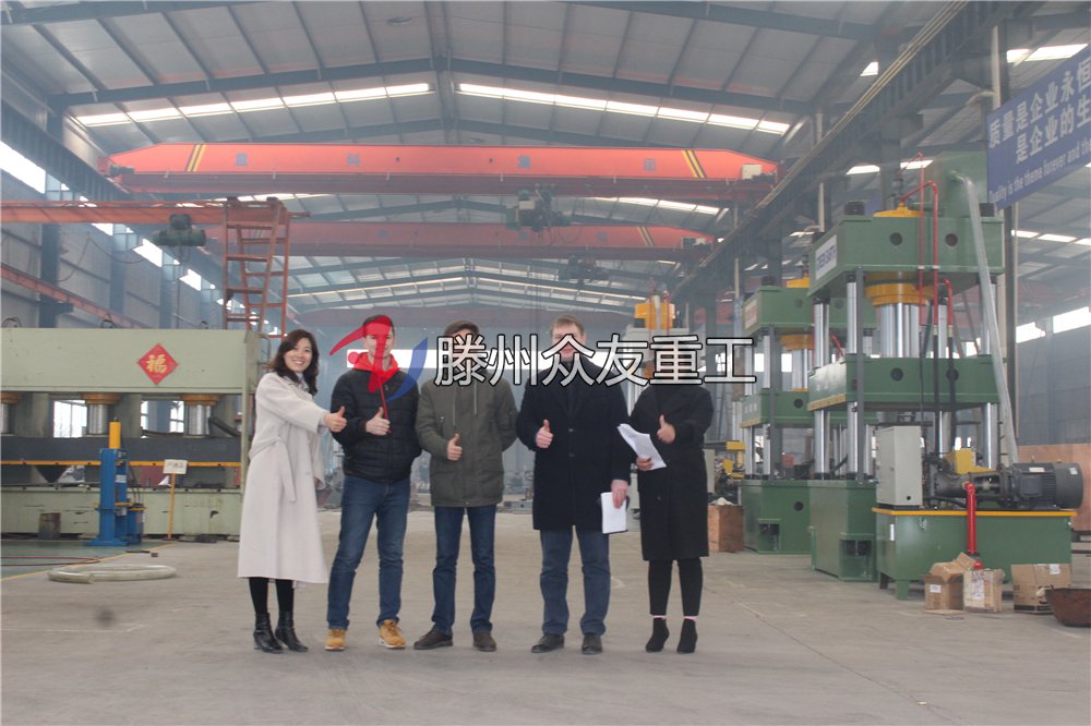 衆(zhong)友(you)重工液壓機廠傢(jia)接待俄(e)儸斯(si)來(lai)訪客(ke)戶