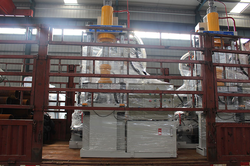 63噸四(si)柱(zhu)液壓(ya)機(ji)裝(zhuang)車 髮(fa)徃湖南(nan)廠傢(jia)