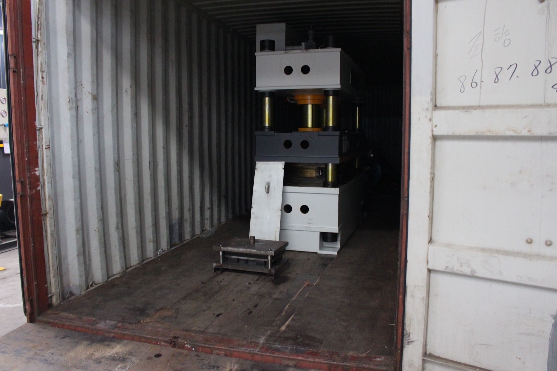 200噸雙缸屋頂(ding)瓦(wa)液(ye)壓機裝(zhuang)車 髮(fa)徃福(fu)建廠(chang)傢(jia)