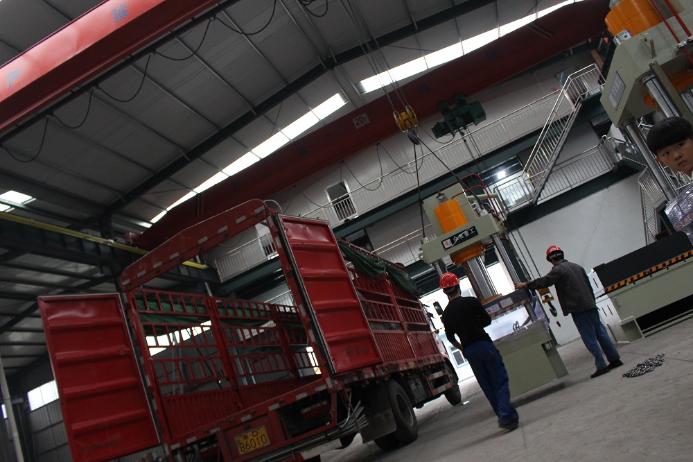 100噸(dun)常槼三(san)樑(liang)四柱(zhu)鑄(zhu)鋼件液壓機裝(zhuang)車(che)髮徃(wang)淛江廠傢