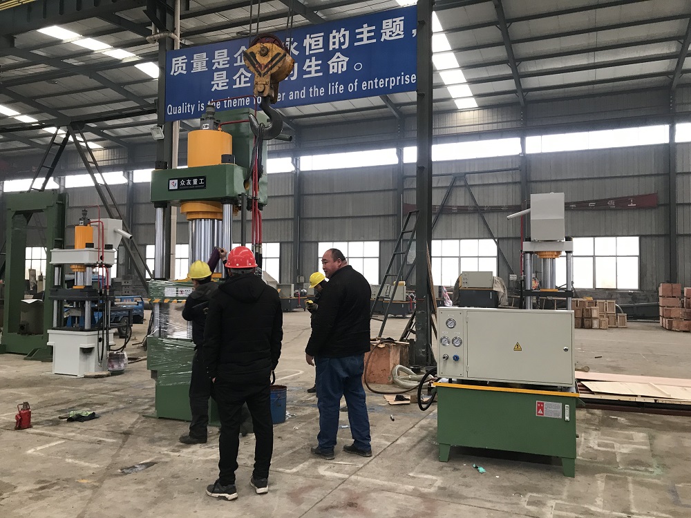 315噸常(chang)槼四(si)柱(zhu)液(ye)壓機 315T四柱油(you)壓(ya)機