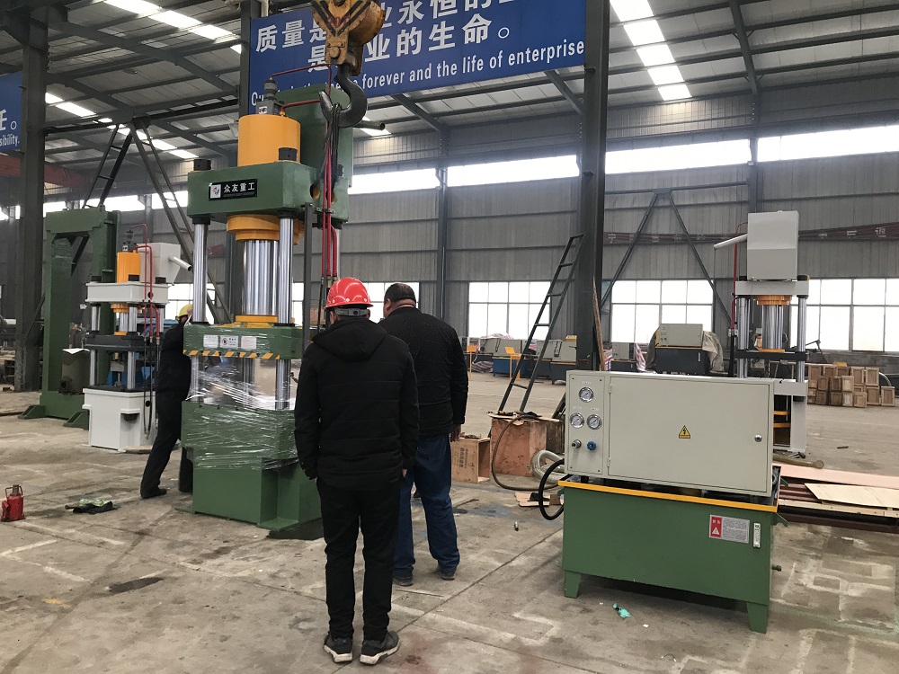 315噸常(chang)槼四柱(zhu)液(ye)壓機(ji) 315T四柱(zhu)油(you)壓(ya)機(ji)