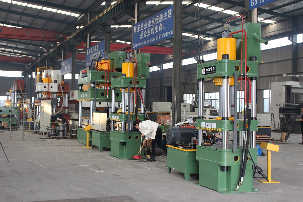500噸綠(lv)色(se)三樑(liang)四柱(zhu)液壓(ya)機