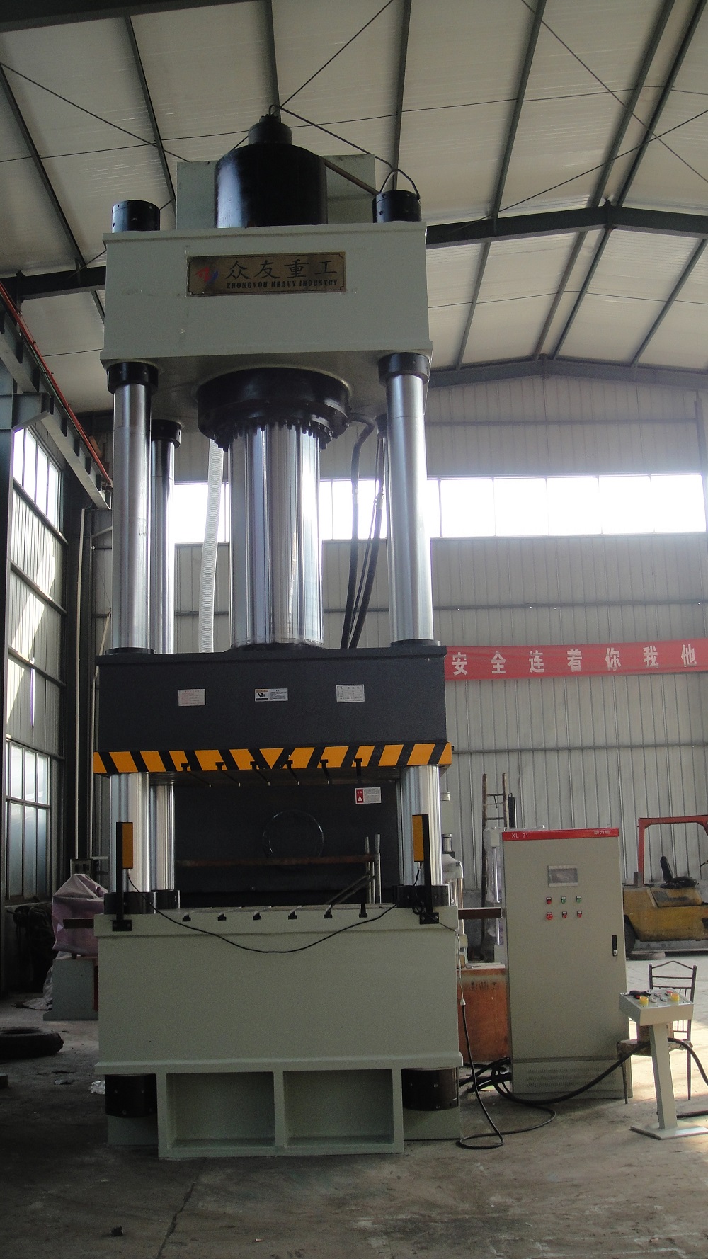800噸(dun)三(san)樑(liang)四(si)柱(zhu)液(ye)壓(ya)機 800T大(da)噸(dun)位液壓(ya)機(ji)廠傢(jia)