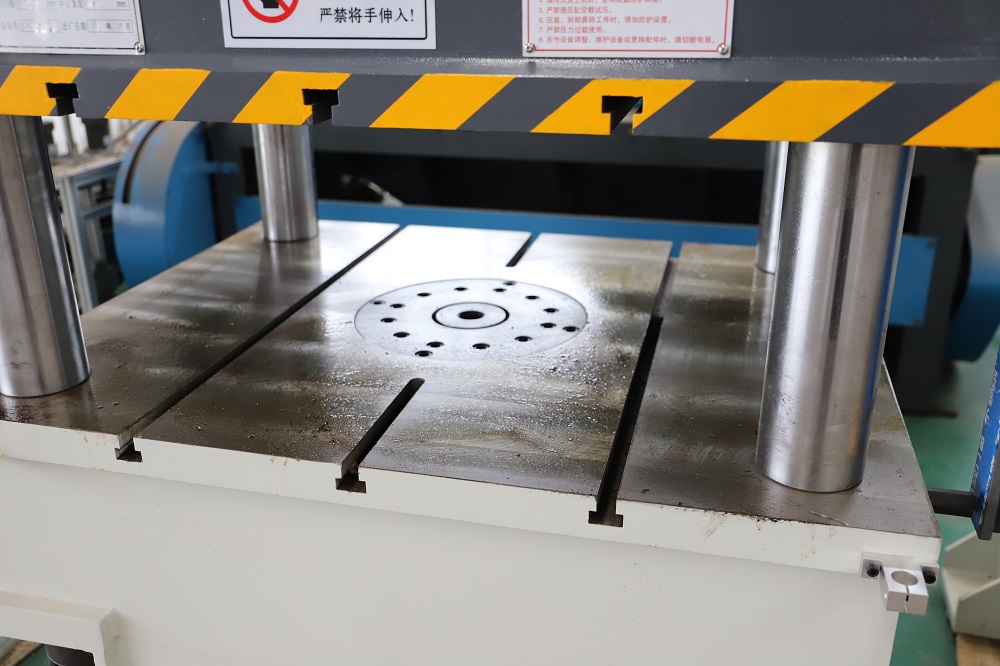 63噸(dun)單(dan)臂液(ye)壓機細(xi)節圖(tu)