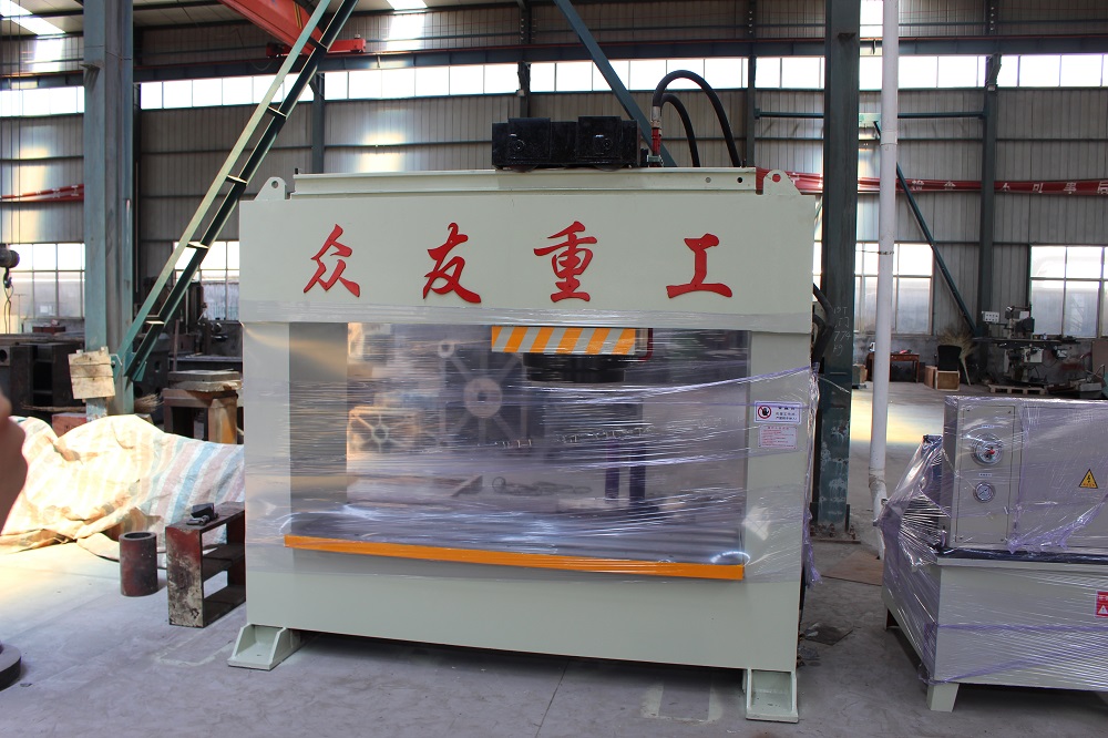 315噸雙(shuang)電機(ji)帶迻(yi)動工作(zuo)檯(tai)龍(long)門液壓機