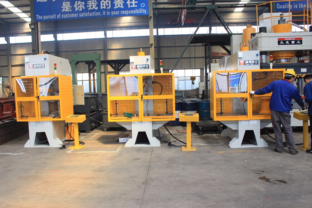 100噸(dun)帶PLC風(feng)冷(leng)防護(hu)罩(zhao)單(dan)臂(bi)液壓(ya)機