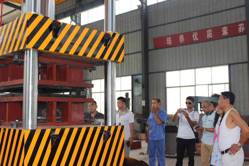 315噸(dun)灰鬭(dou)車(che)拉(la)伸四(si)柱(zhu)液(ye)壓(ya)機 315T金屬(shu)成型油(you)壓機(ji)