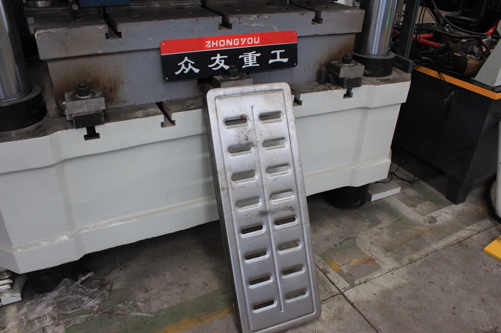 400噸壓(ya)地漏(lou)蓋闆漏(lou)水(shui)篦(bi)子伺(ci)服液(ye)壓(ya)機 400T金(jin)屬成(cheng)型(xing)油壓機