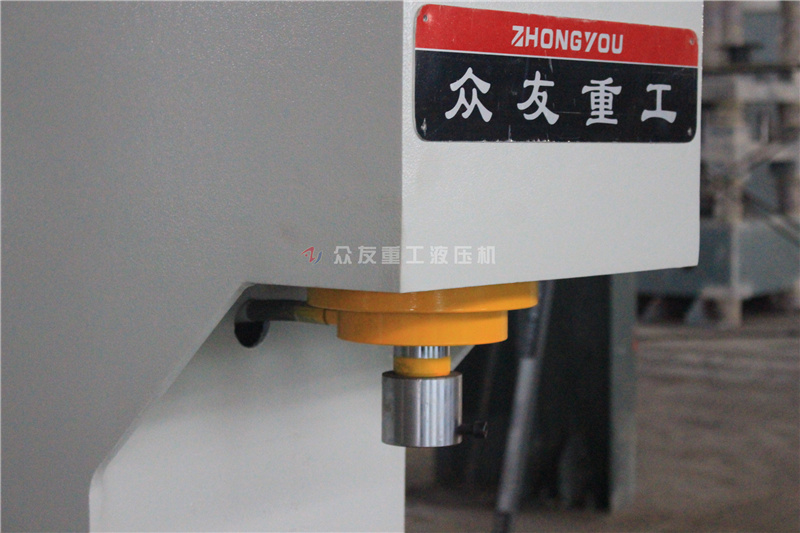 63噸(dun)大檯麵單臂液(ye)壓機(ji) 63T單(dan)柱油壓(ya)機(ji)