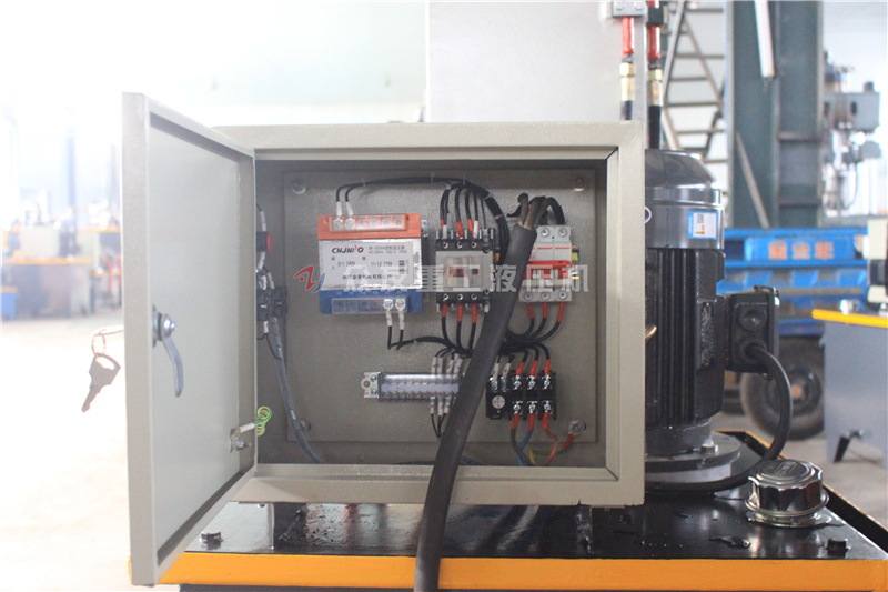 160噸壓(ya)胎機(ji) 160T框式(shi)龍門(men)液(ye)壓機(ji)