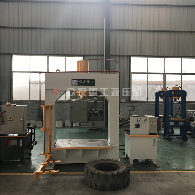 120噸帶(dai)液(ye)壓陞(sheng)降(jiang)壓(ya)胎機 120T框式液壓機
