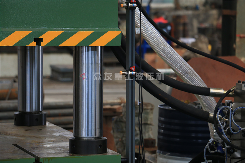 315噸三樑(liang)四柱液(ye)壓(ya)機 315T冷壓(ya)成(cheng)型(xing)油壓(ya)機